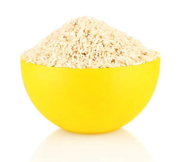 Καφέ ρύζι σε ένα κίτρινο πιάτο, που απομονώνονται σε λευκό — Φωτογραφία Αρχείου