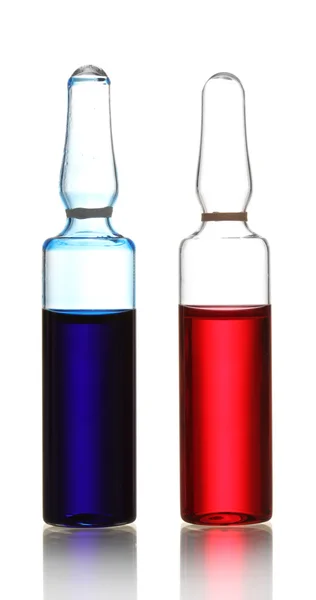 Ampules médicales avec liquide rouge et bleu, isolées sur blanc — Photo