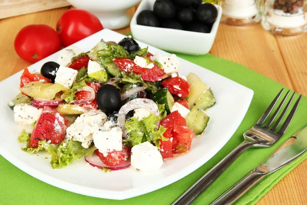 Salada grega fresca na chapa na mesa de madeira close-up — Fotografia de Stock
