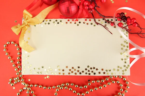 Hermosas bolas brillantes de Navidad y postal vacía sobre fondo rojo —  Fotos de Stock