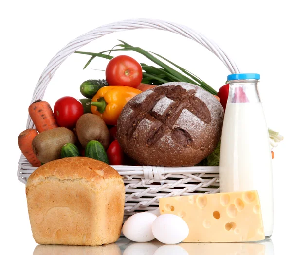 Composizione con verdure e frutta in cesto di vimini isolato su bianco — Foto Stock