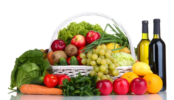 Composição com legumes e frutas em cesta de vime isolado em branco — Fotografia de Stock