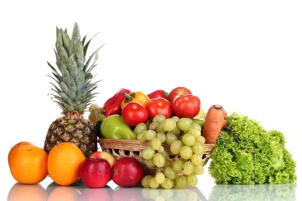 Zusammensetzung mit Gemüse und Obst in Weidenkorb isoliert auf weiß — Stockfoto