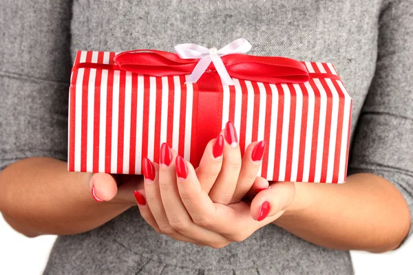 Woman holds box with gift on white background close-up — ストック写真