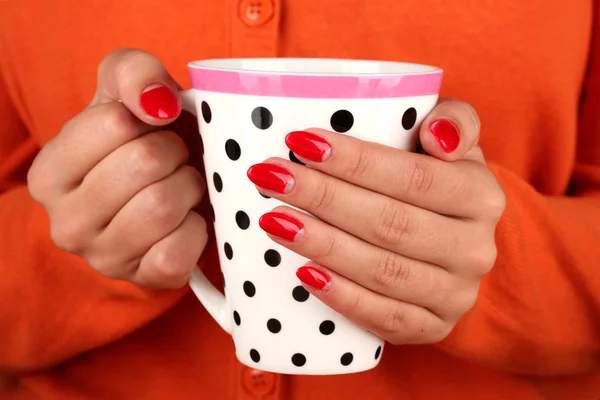 Bir fincan tutan eller sıcak içecek, yakın çekim — Stok fotoğraf