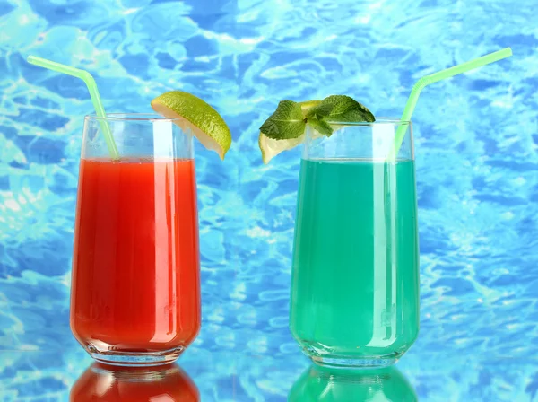 Two cocktails on blue background — Stock Photo, Image