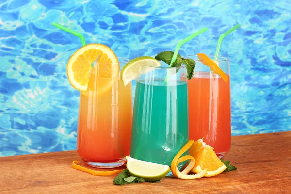 Drie cocktails op blauwe achtergrond — Stockfoto