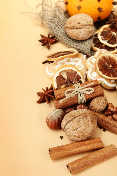 Composição de especiarias de Natal, em fundo bege — Fotografia de Stock