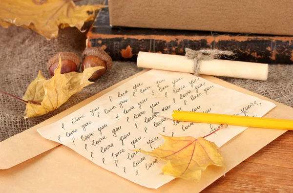 Fond d'automne : lettre romantique et feuilles — Photo