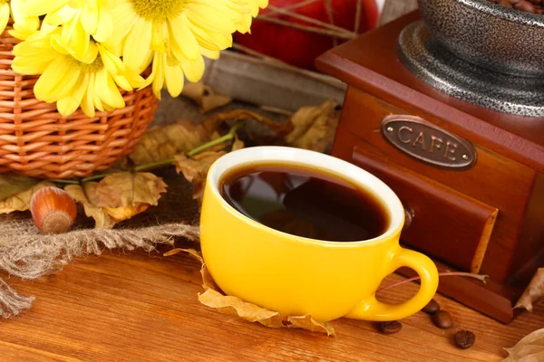 Herfst samenstelling: koffiemolen, bloemen en bladeren op lichte achtergrond — Stockfoto