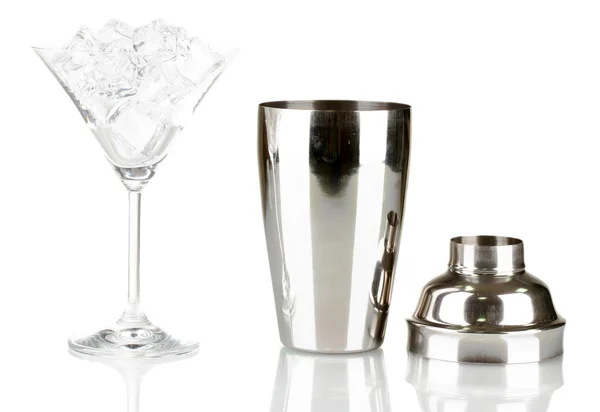Shaker cocktail e bicchiere da cocktail isolati su bianco — Foto Stock