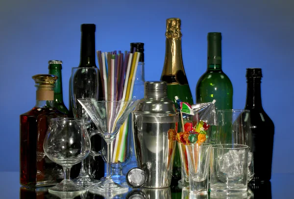Raccolta di vari bicchieri e bevande su sfondo a colori — Foto Stock