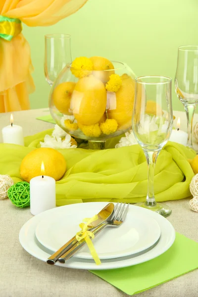 Hermoso escenario de mesa de vacaciones con limones, de cerca — Foto de Stock