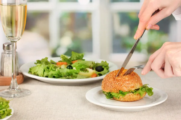 Mano femenina con cena sobre fondo brillante —  Fotos de Stock