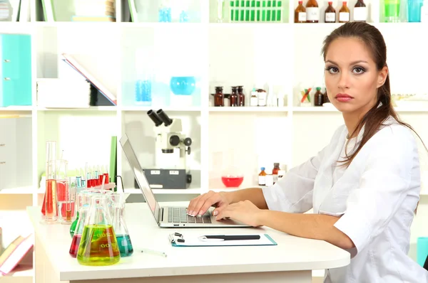 Jonge vrouwelijke wetenschapper in laboratorium — Stockfoto