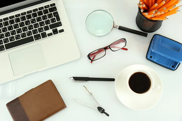 Fornitura ufficio e laptop isolati su bianco — Foto Stock