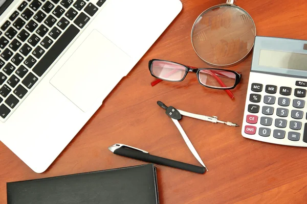 Fournitures de bureau et ordinateur portable isolé sur blanc — Photo