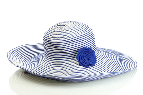 Hermoso sombrero de mujer de verano aislado sobre fondo blanco —  Fotos de Stock