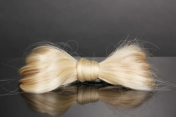 Glänzende blonde Haarnadel auf grauem Hintergrund — Stockfoto