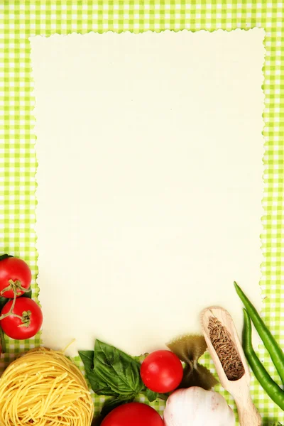 Papel de receitas, verduras e temperos em fundo verde — Fotografia de Stock