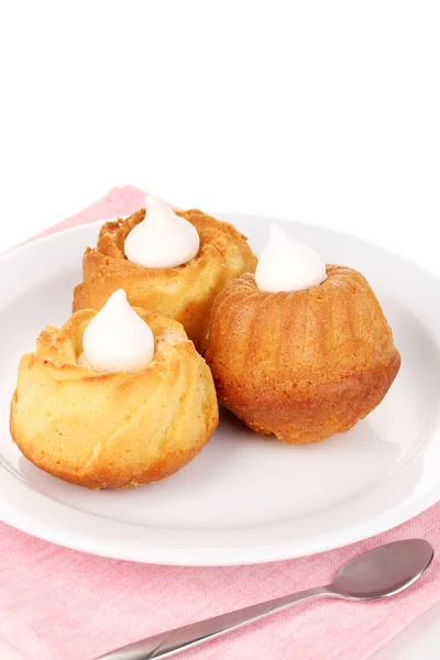 Апетитні кекси з кремом ізольовані на білому — стокове фото