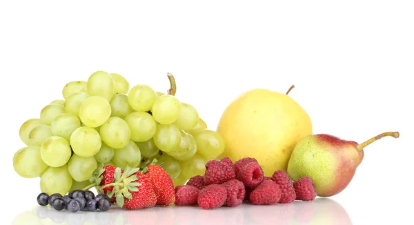 Mix van rijpe zoete vruchten en bessen geïsoleerd op wit — Stockfoto