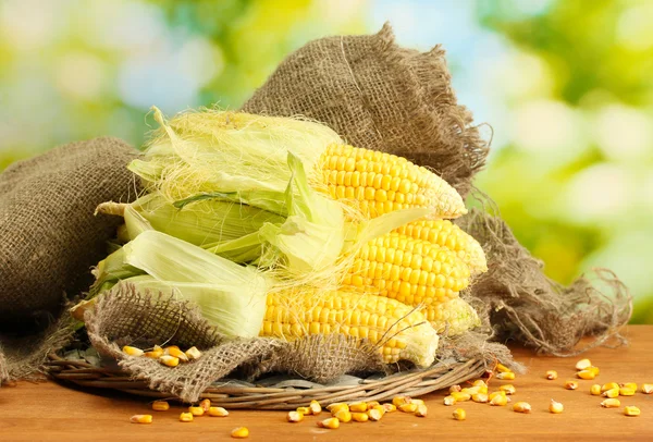 Färsk majs, på träbord, på grön bakgrund — Stockfoto