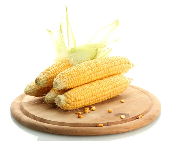 Frischer Mais auf Holzschneidebrett, isoliert auf weiß — Stockfoto