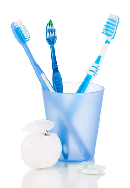 Tandborstar, tuggummi och tandtråd isolerad på vit — Stockfoto