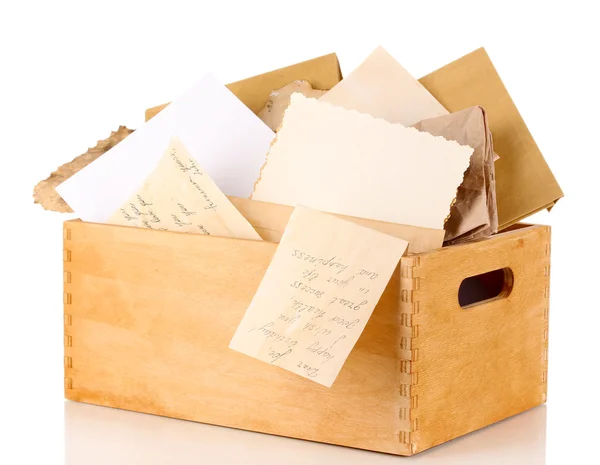 Caixa de madeira com papéis e letras isoladas em branco — Fotografia de Stock