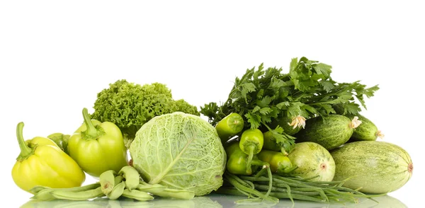 Legumes verdes frescos isolados em branco — Fotografia de Stock