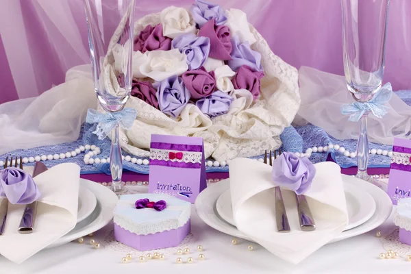 Servindo fabulosa mesa de casamento na cor roxa no fundo de tecido branco e roxo — Fotografia de Stock