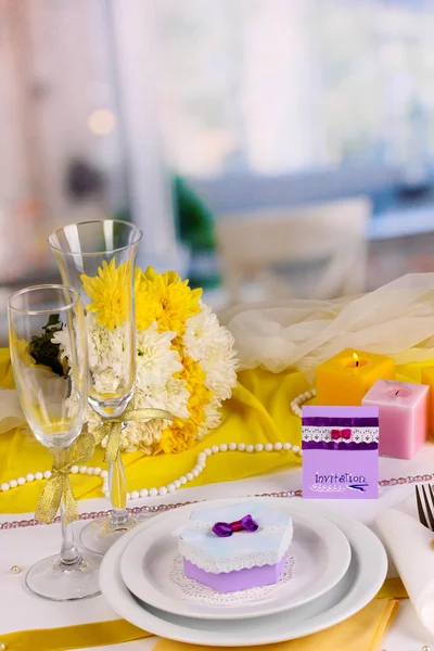 Serving fabulous wedding table in purple and yellow color of the restaurant background — Stock Photo, Image