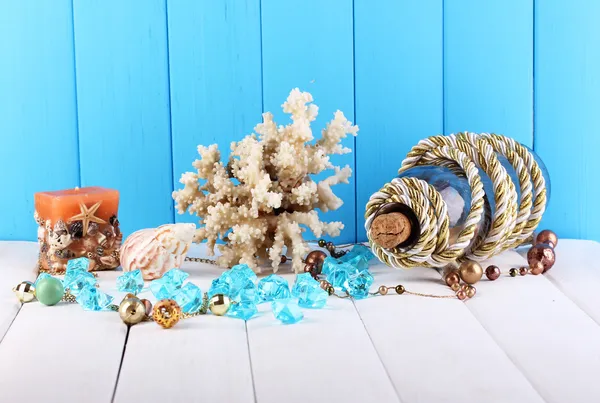 蓝色木制背景上的木桌上贝壳装饰 — 图库照片