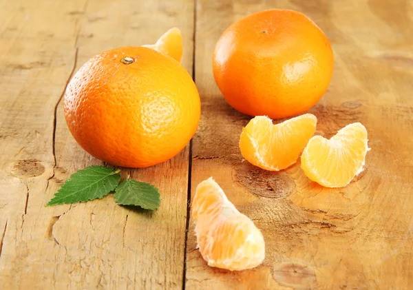 Zralé chutné mandarinky na dřevěném pozadí — Stock fotografie