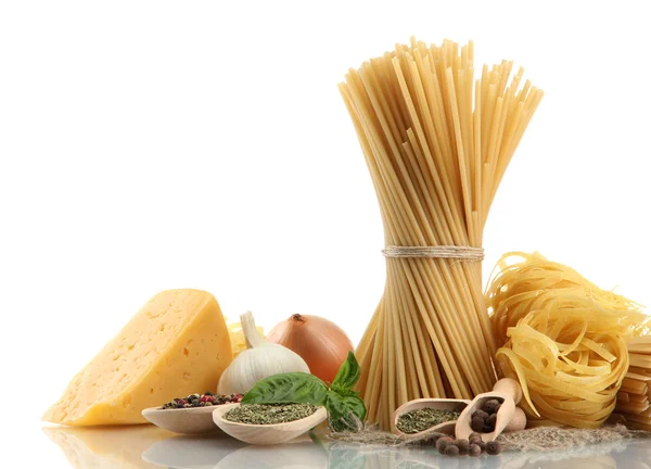 Pasta spaghetti, vegetables and spices, isolated on white — Stock Photo, Image