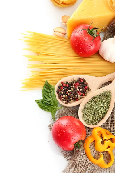Těstoviny špagety, zelenina a koření, izolované na bílém — Stock fotografie
