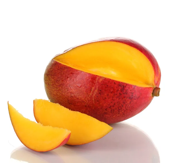 Стиглі апетитні манго ізольовані на білому — стокове фото