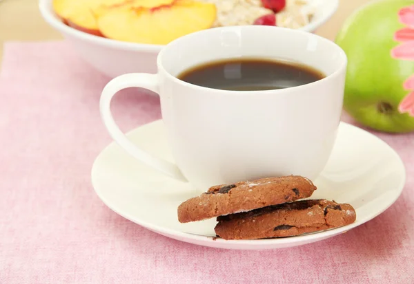 Tazza di caffè con biscotti e frutta sul tavolo — Foto Stock