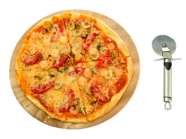 Смачна піца з різаком для піци ізольована на білому — стокове фото