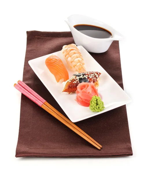 Pyszne sushi serwowane na płytkę na białym tle — Zdjęcie stockowe