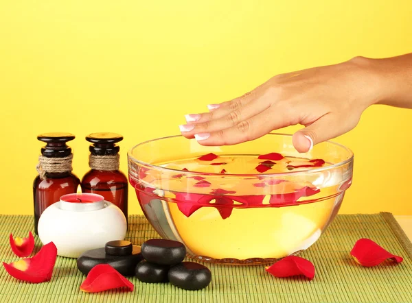 Wellness-Behandlungen für weibliche Hände, auf gelbem Hintergrund — Stockfoto