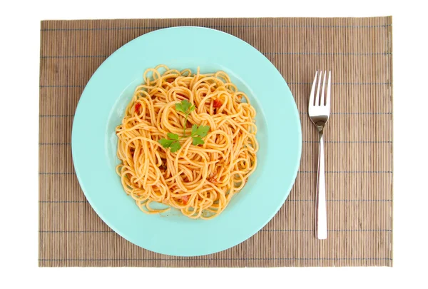 Spaghetti italiani in piatto su tappetino di bambù — Foto Stock