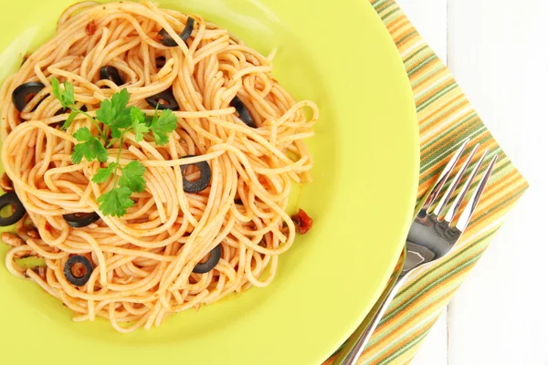 Italienische Spaghetti im Teller auf Holztisch in Großaufnahme — Stockfoto