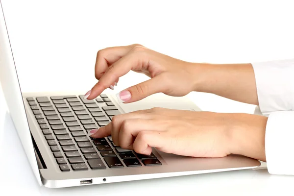 ビジネスの女性の手は、ノートパソコンのコンピュータに入力し、白い背景にクローズアップ — ストック写真
