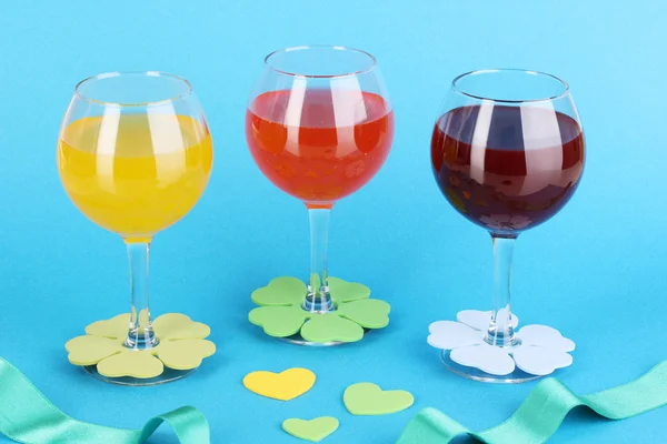 Colorful cocktails with bright decor for glasses on blue background — Stock Photo, Image