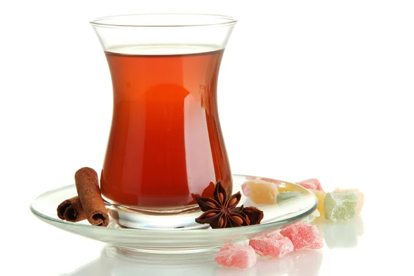 Glas Turkse thee en rahat verrukking, geïsoleerd op wit — Stockfoto
