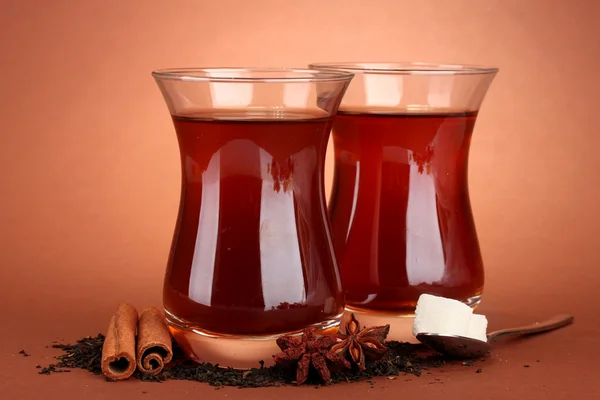 Gläser türkischen Tee, auf braunem Hintergrund — Stockfoto