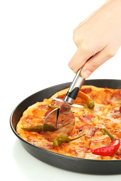 Corte de pizza de pepperoni saboroso na panela isolada no branco — Fotografia de Stock