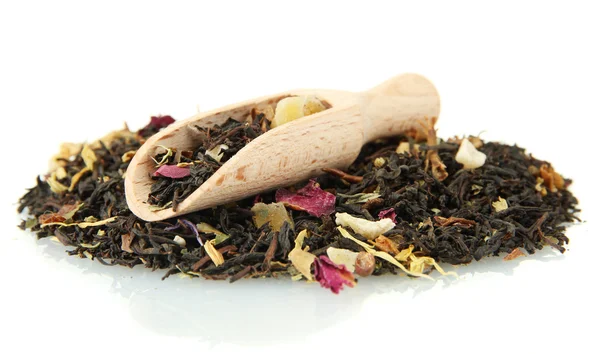 Aromatiska svart torr te med frukt och kronblad, isolerad på vit — Stockfoto